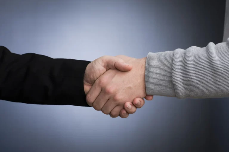 Ce sont des accords amiables, basés sur l'échange et la négociation avec vos partenaires, pour parvenir à des accords qui satisfont l'ensemble des parties prenantes et qui sont de nature à aider votre entreprise à rebondir.