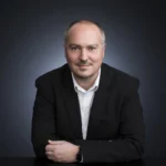 Je suis engagé à vous aider et à vous accompagner dans la difficulté. Je suis déterminé à trouver les meilleures solutions possibles pour vous aider.